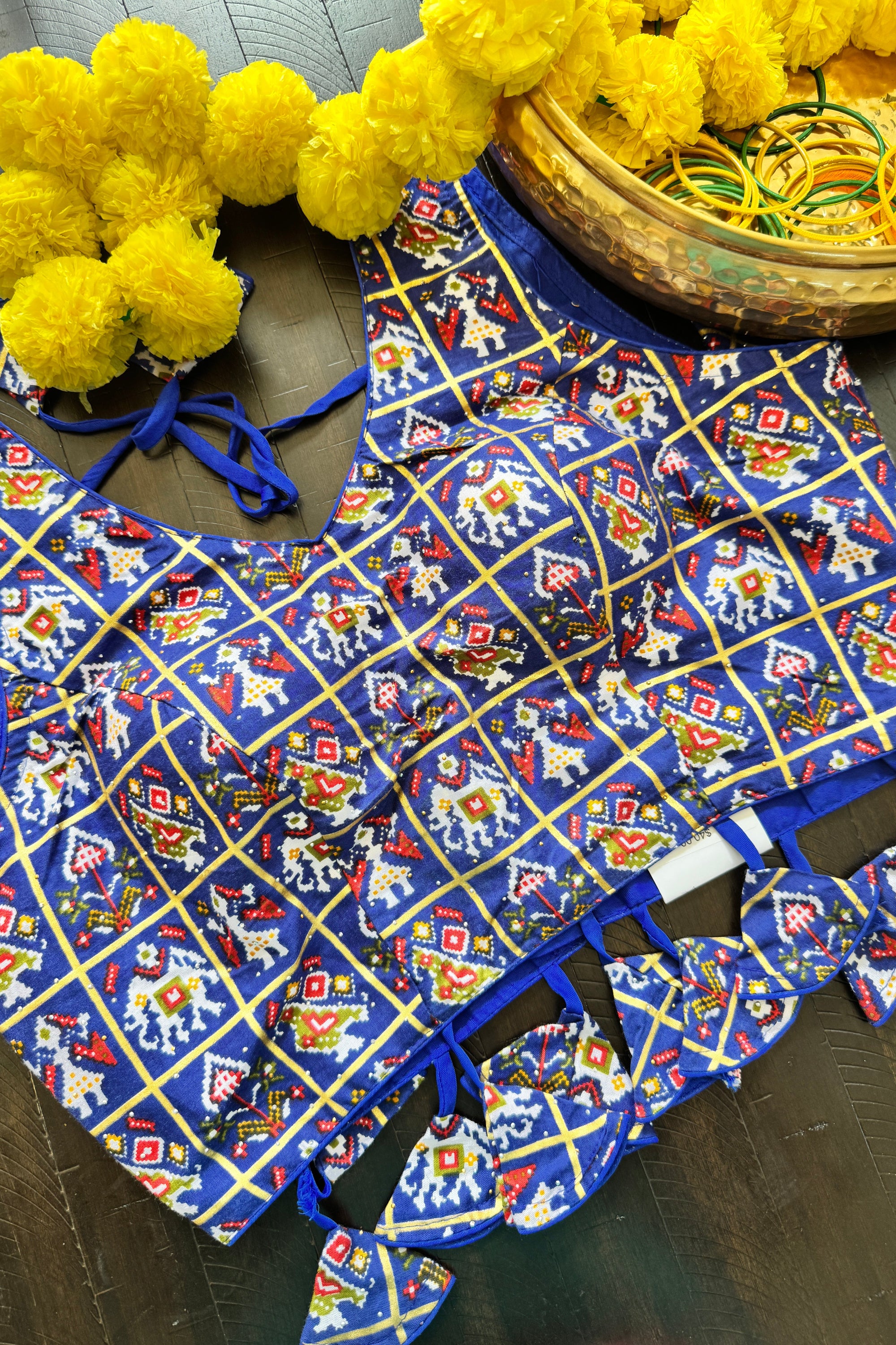 Readymade Padded Patola printed raw silk back hooks sleeveless blouse