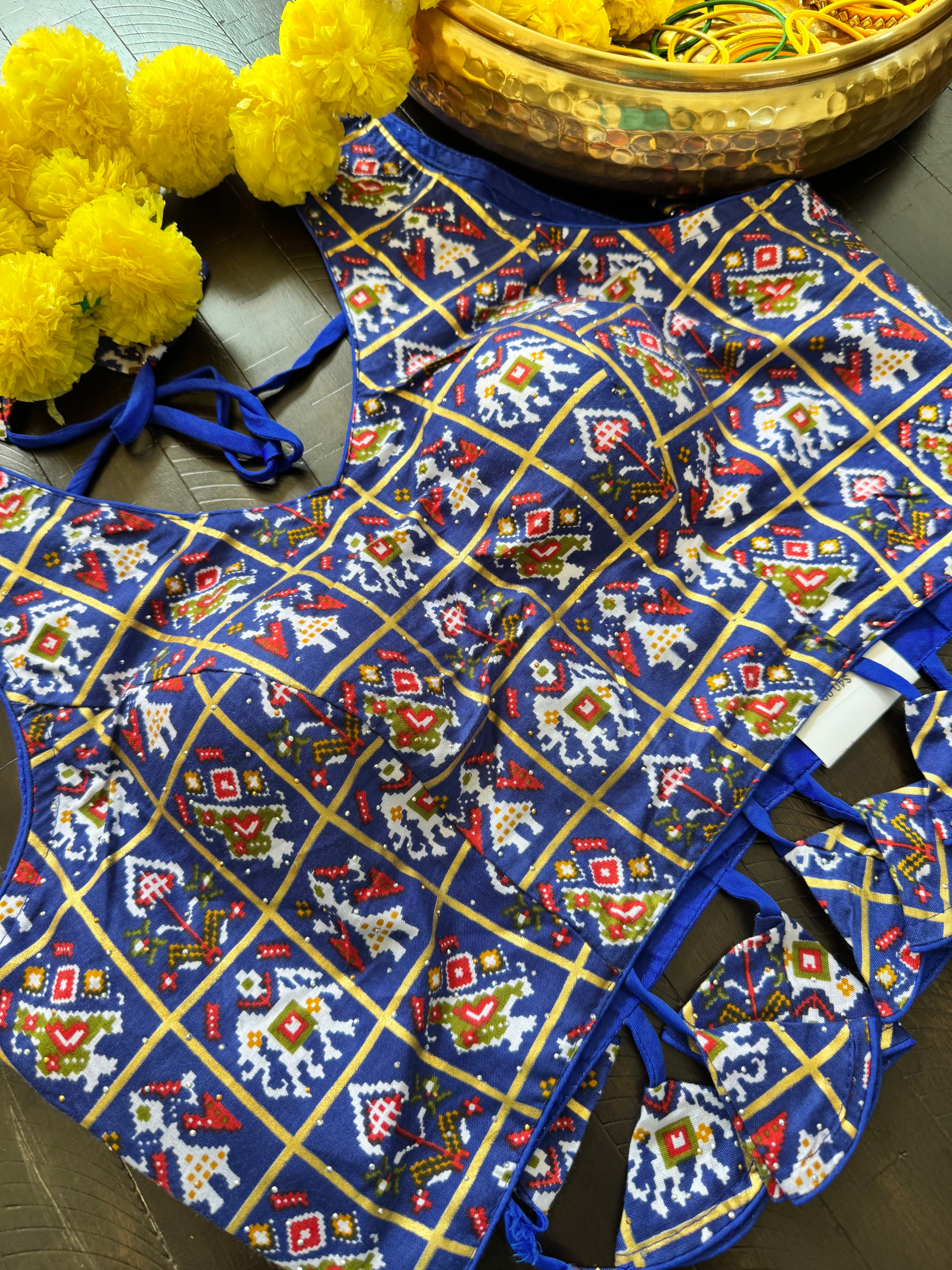 Readymade Padded Patola printed raw silk back hooks sleeveless blouse