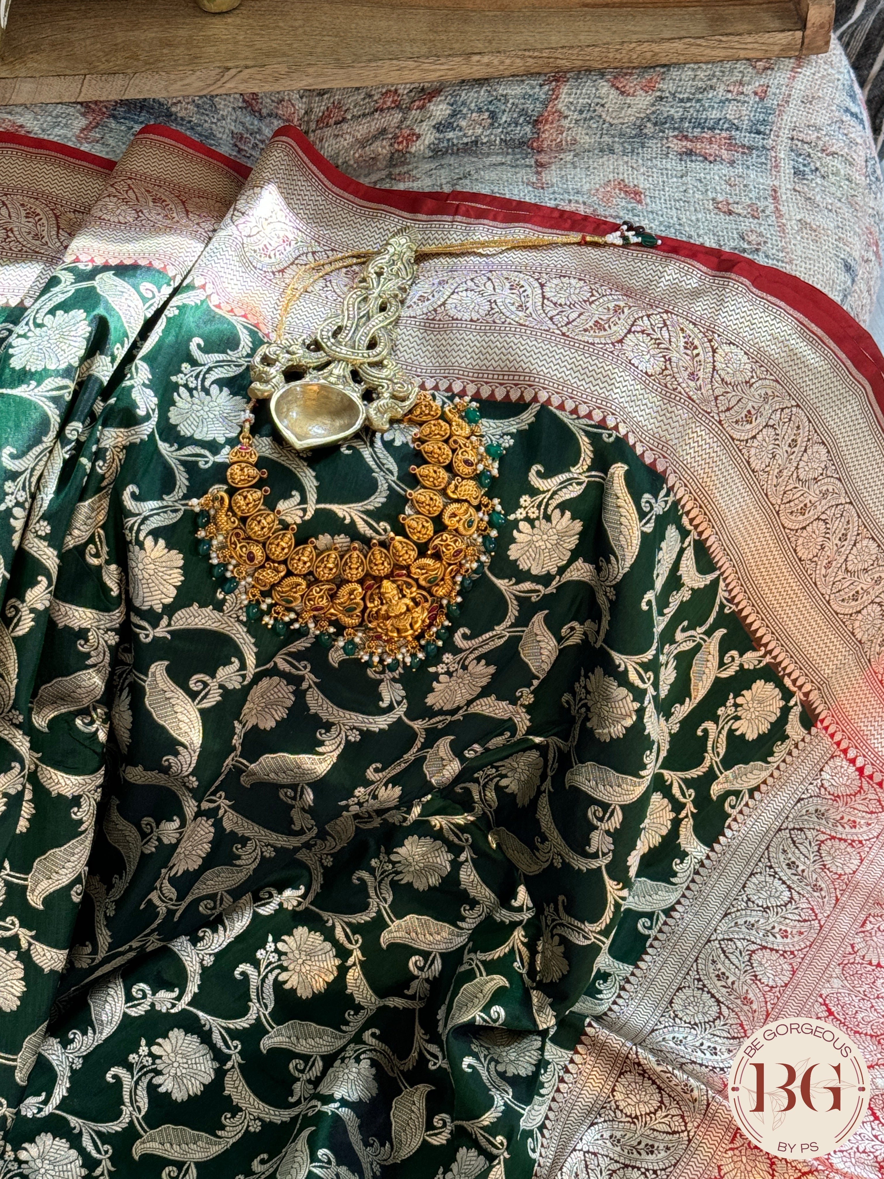 Pure Banarasi Handloom Katan Silk Contrast Border Pallu Golden Zari Cutwork Weaving Saree - Green Red
Silkmark certfiied