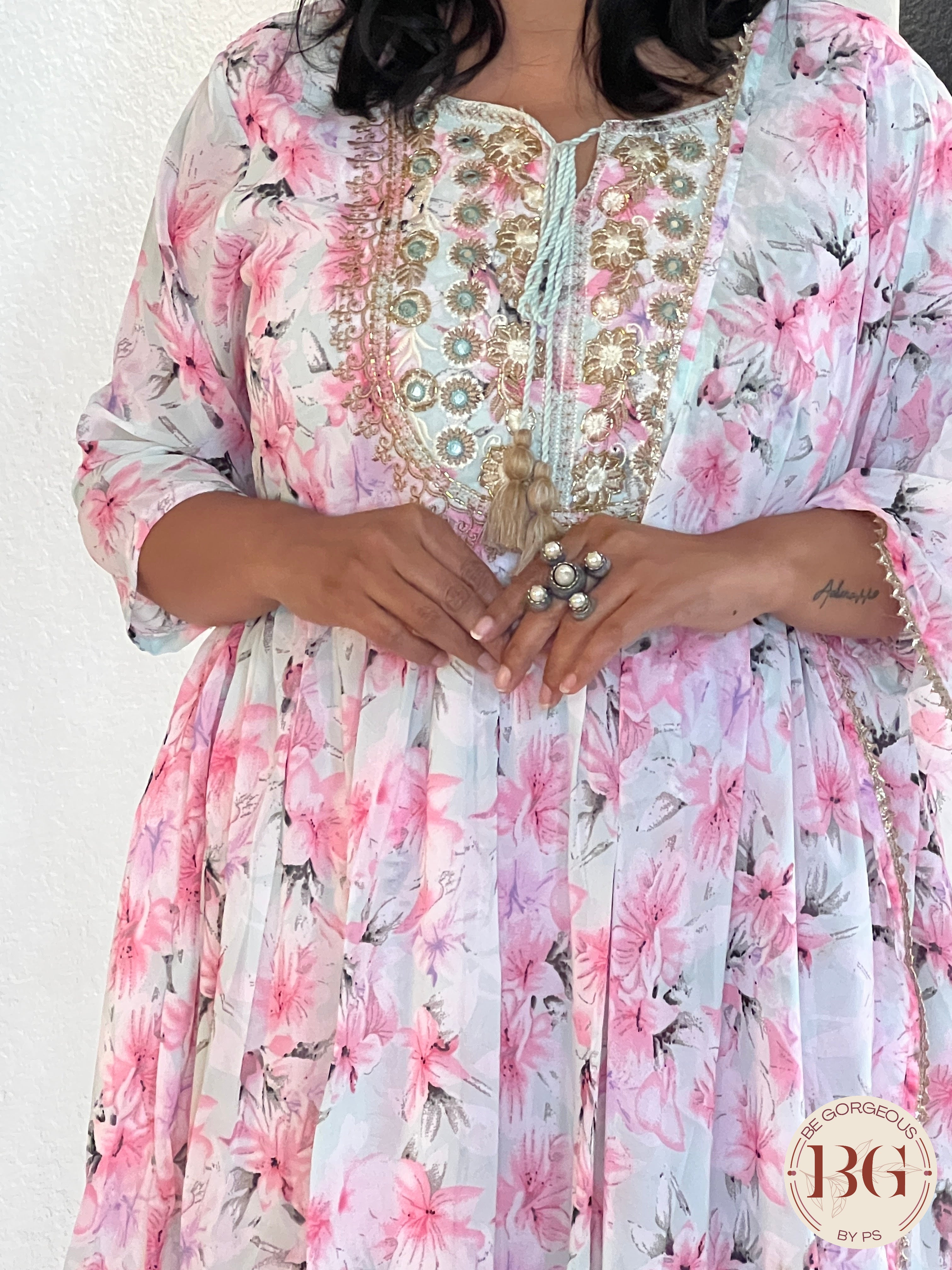 Garara Set in floral prints comes with matching stole.