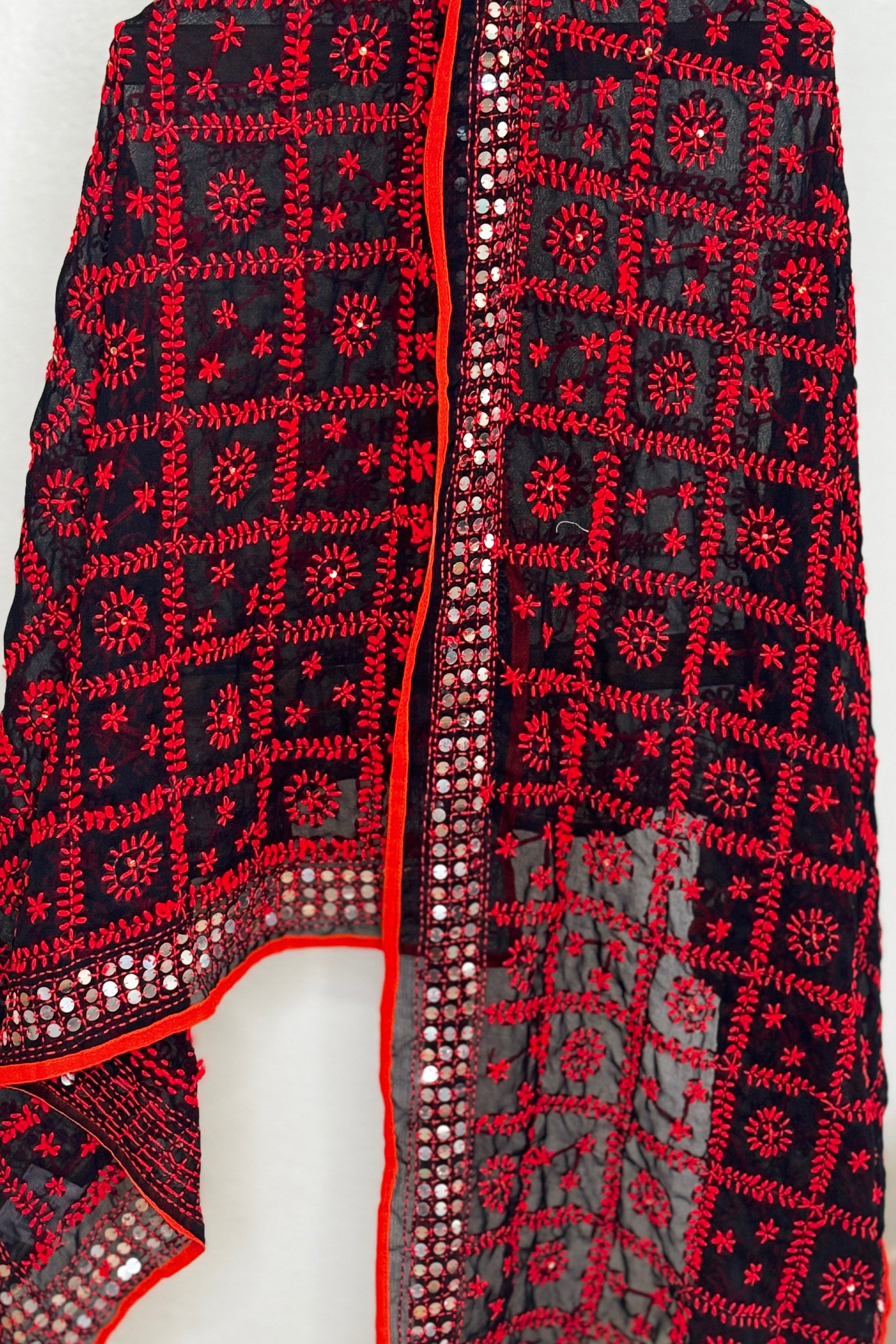 Geogette Fullkari dupatta - red black