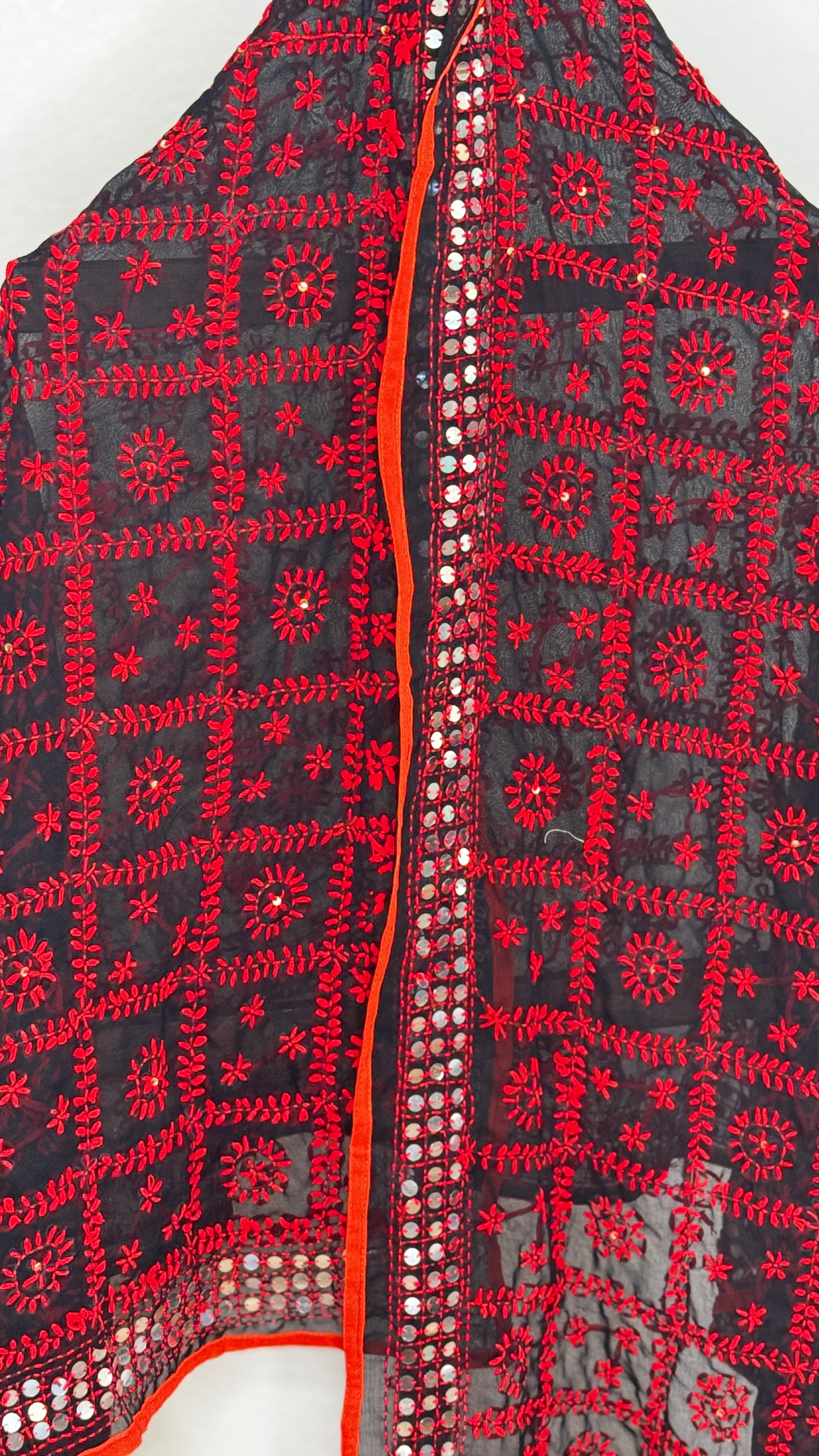 Geogette Fullkari dupatta - red black
