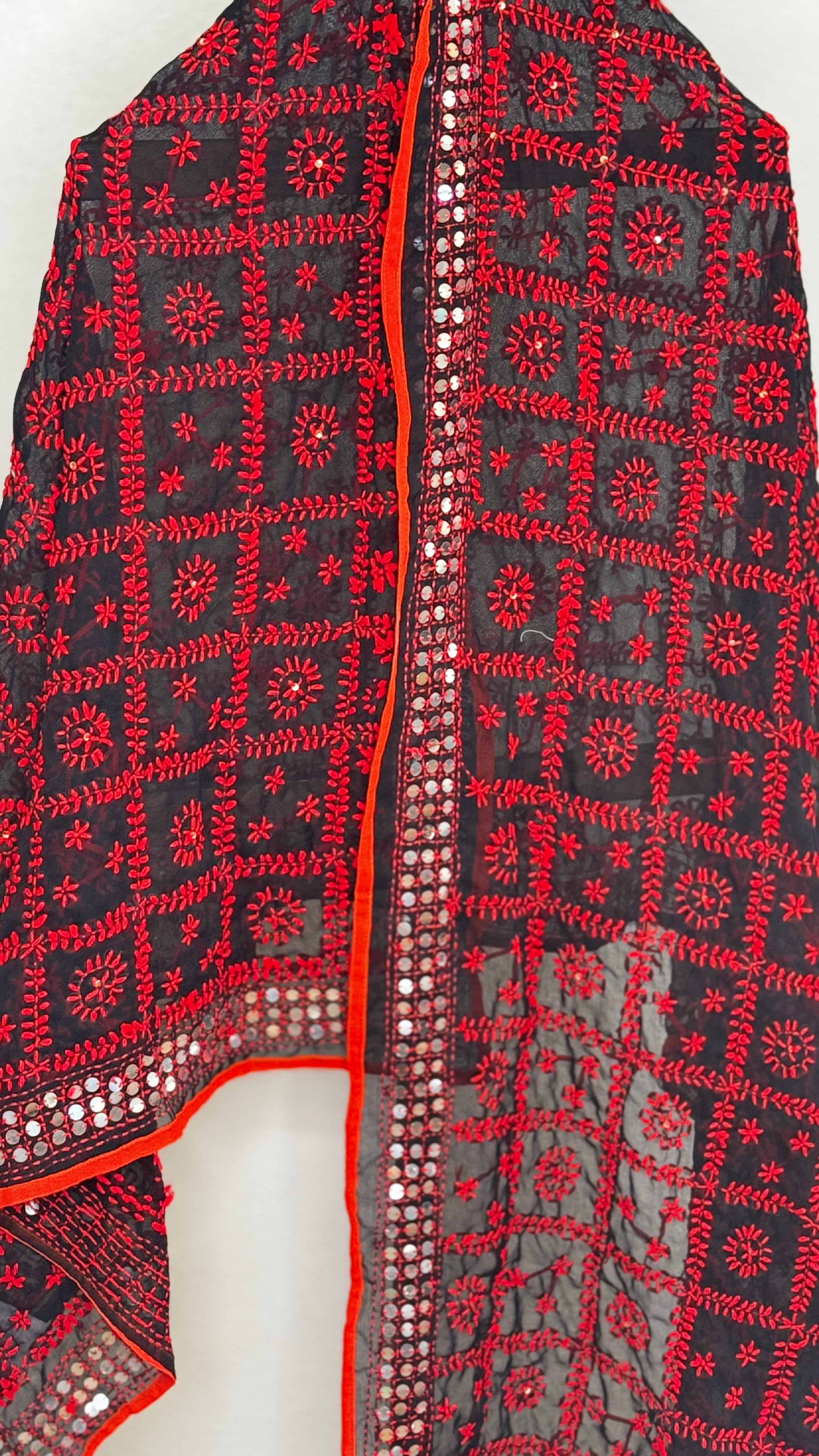 Geogette Fullkari dupatta - red black