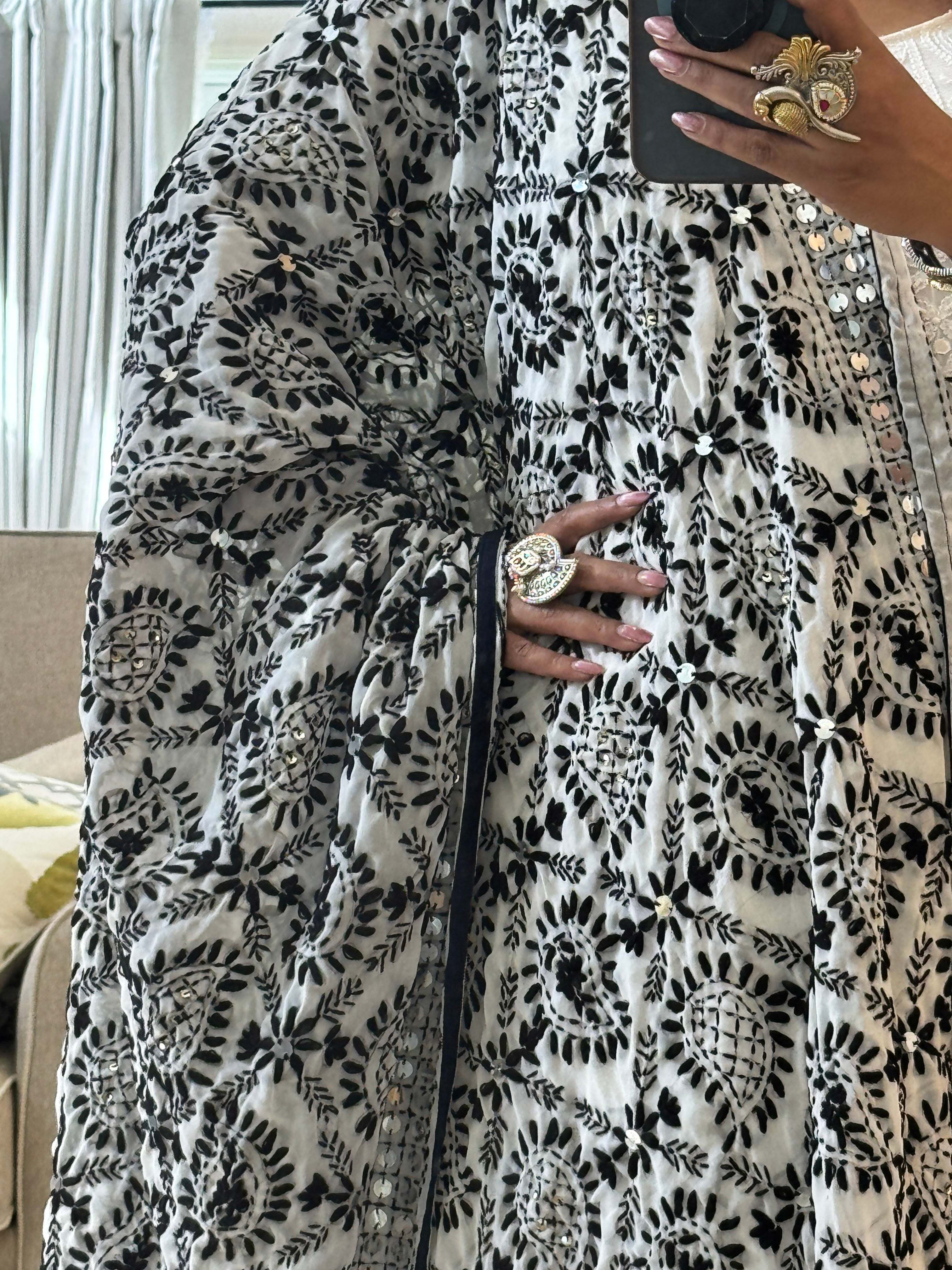 Geogette Fullkari dupatta - white black