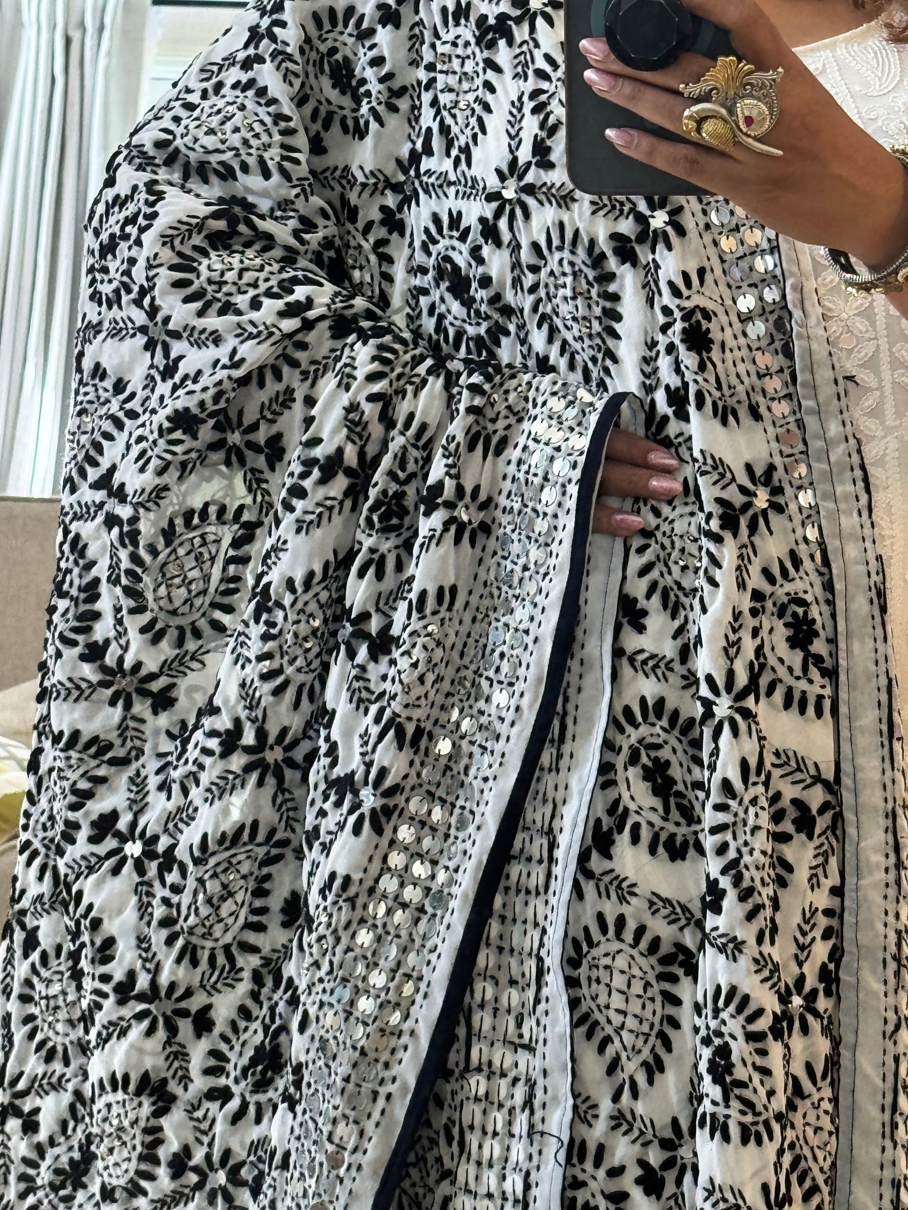 Geogette Fullkari dupatta - white black