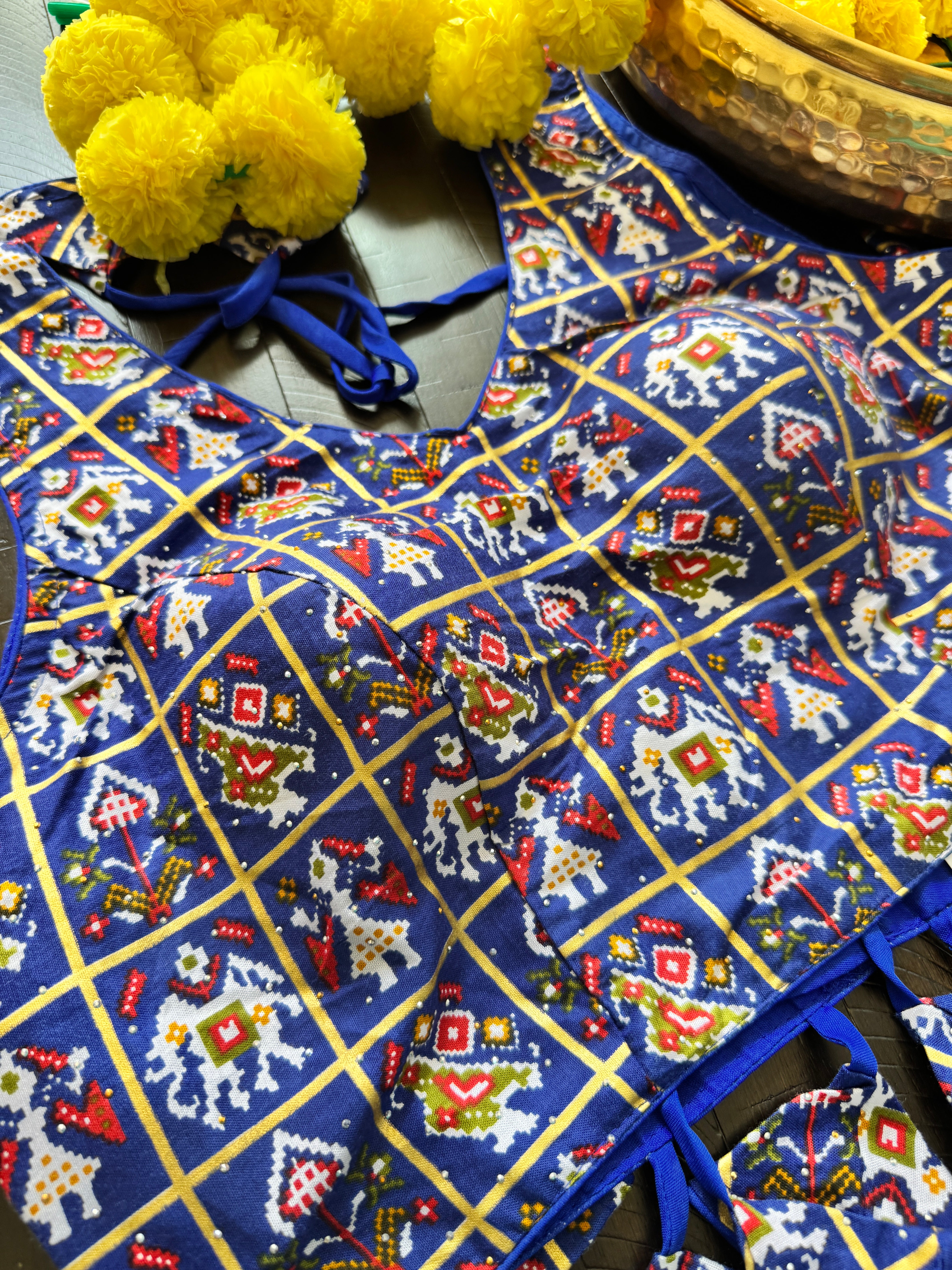 Readymade Padded Patola printed raw silk back hooks sleeveless blouse