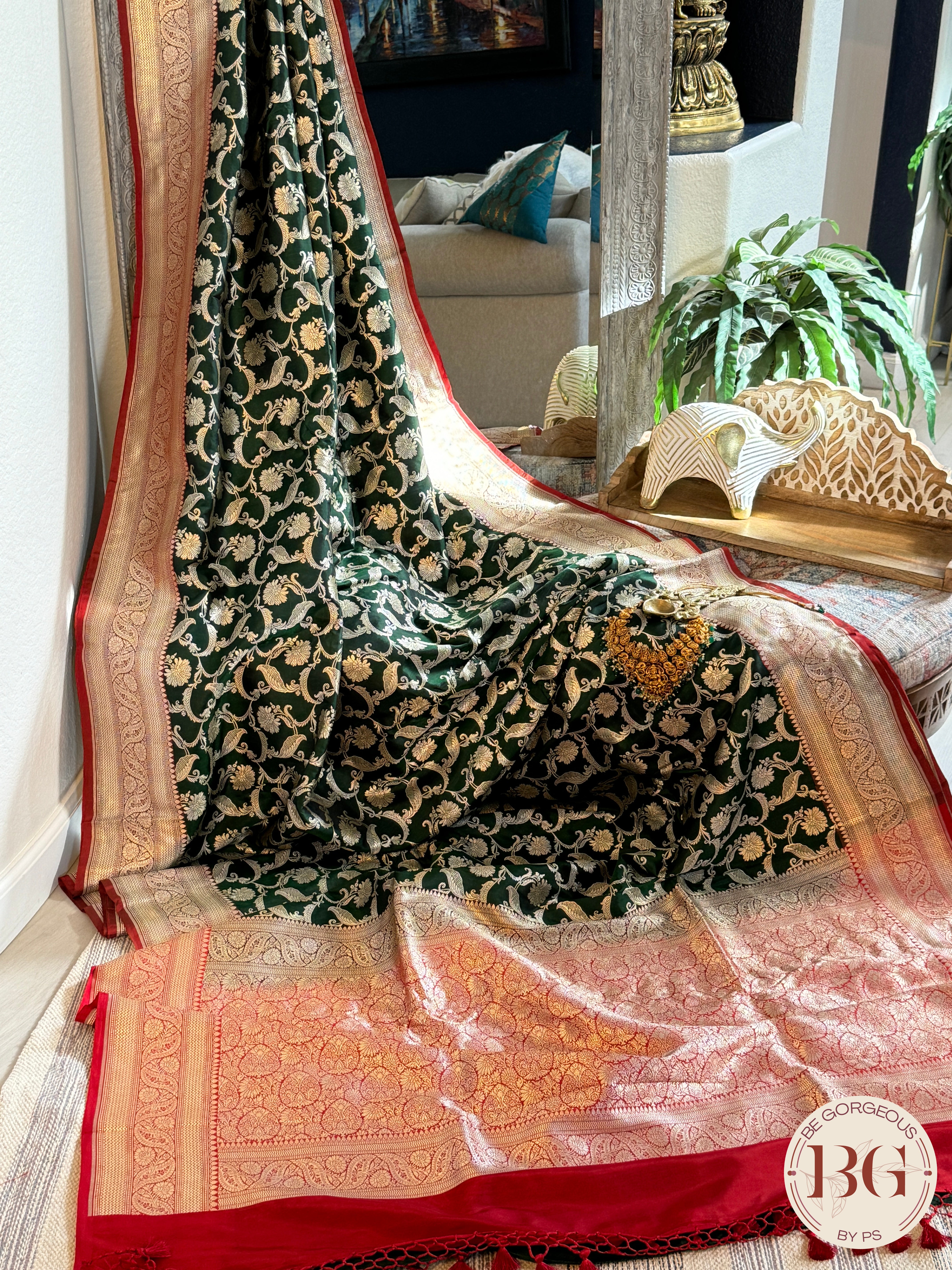 Pure Banarasi Handloom Katan Silk Contrast Border Pallu Golden Zari Cutwork Weaving Saree - Green Red
Silkmark certfiied