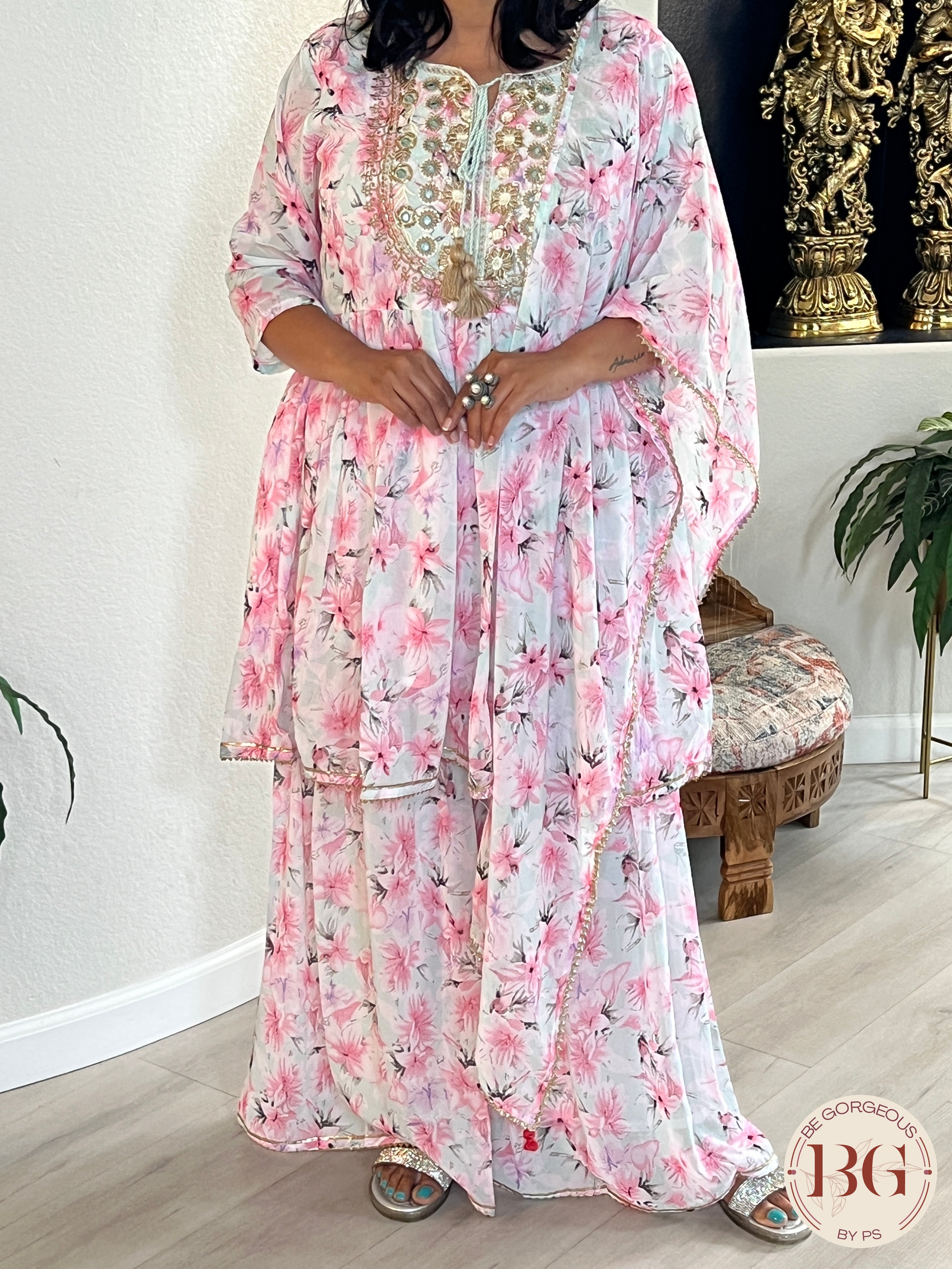 Garara Set in floral prints comes with matching stole.