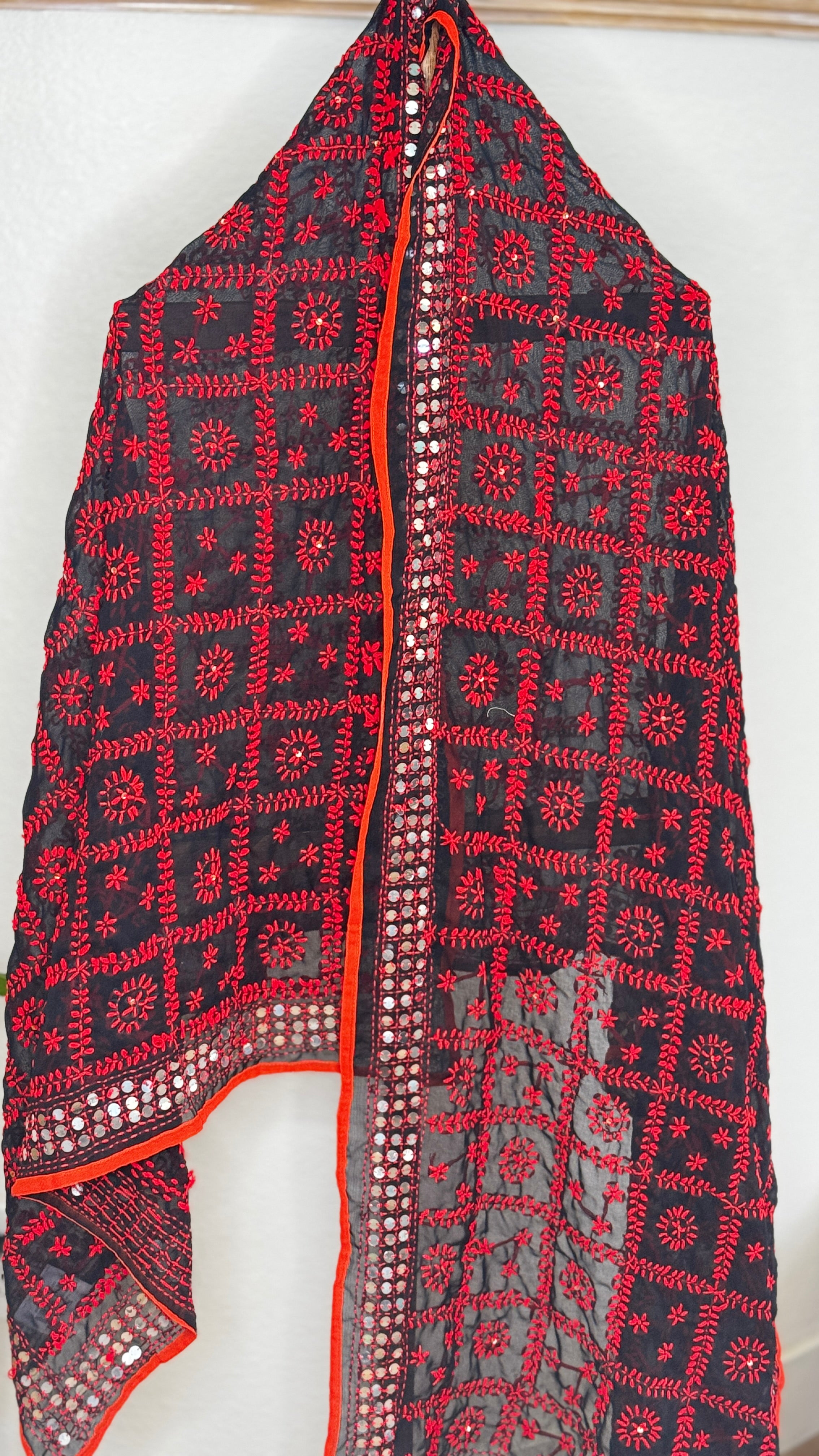 Geogette Fullkari dupatta - red black