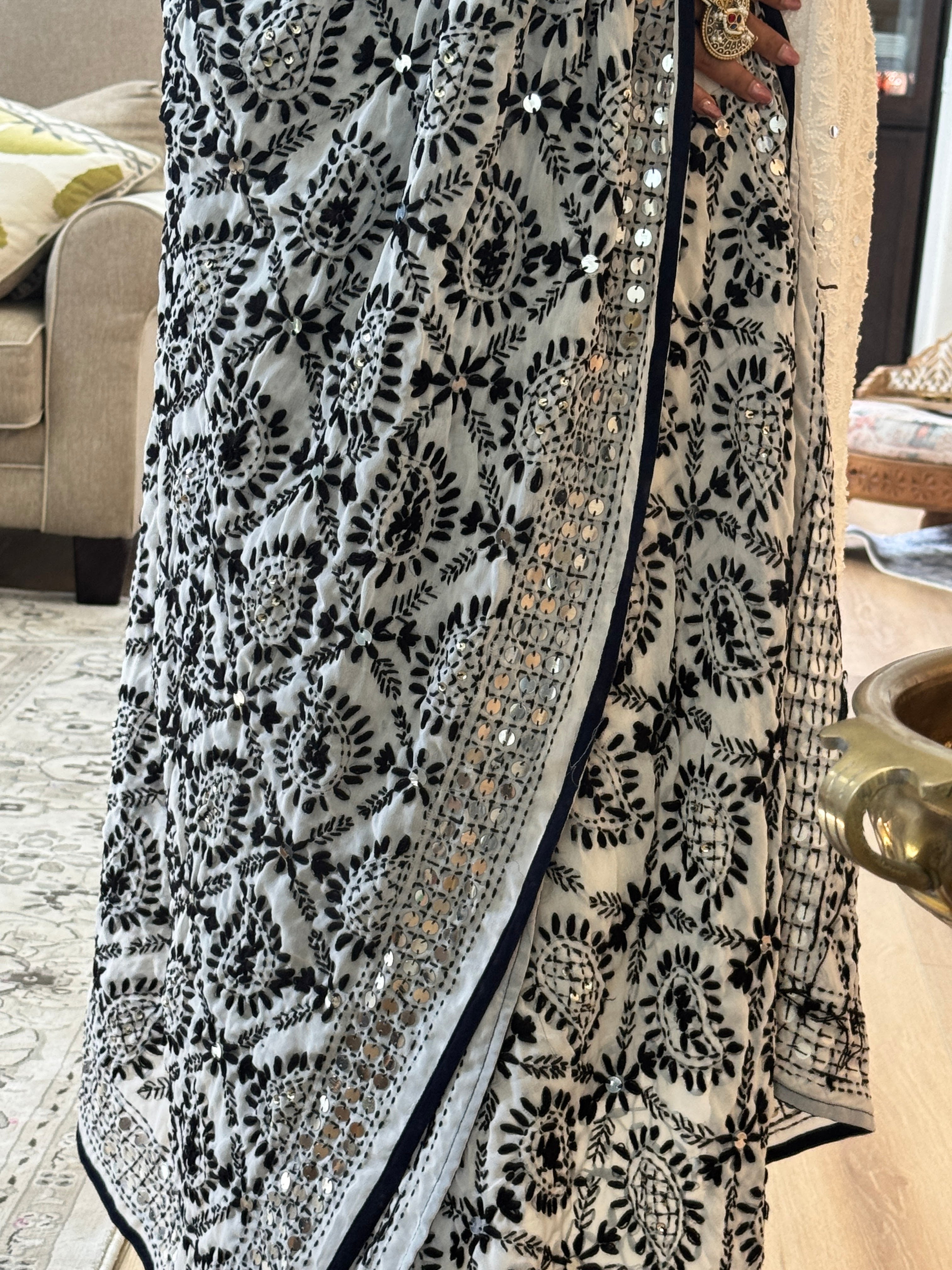 Geogette Fullkari dupatta - white black