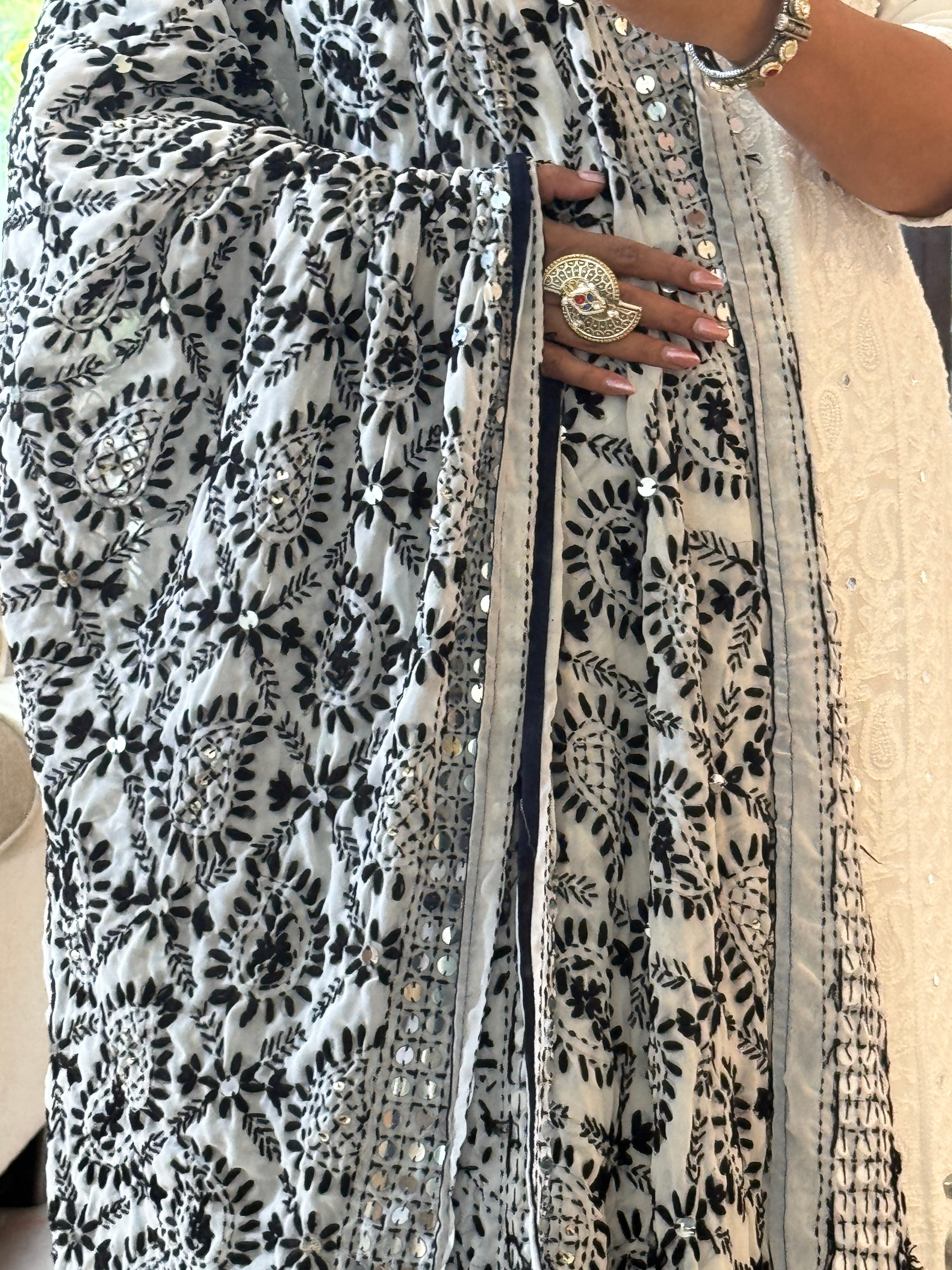 Geogette Fullkari dupatta - white black